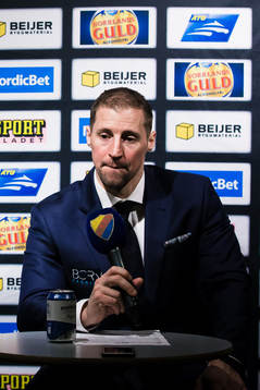 Rögles tränare Cam Abbott deppar