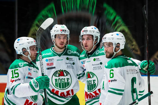 Rögles Linus Sandin jublar Simon Ryfors och Craig Schira