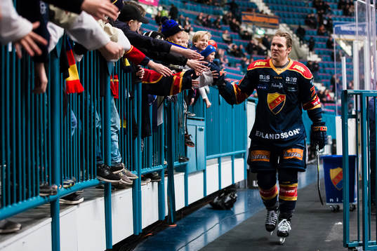 Djurgårdens Patrik Lundh hälsar på unga supportrar innan