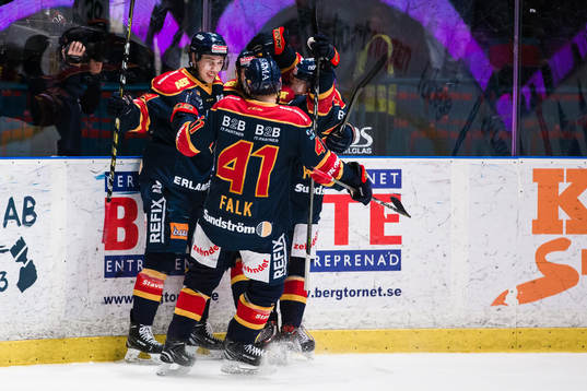 Djurgårdens Lukas Vejdemo jublar med Axel Jonsson Fjällby