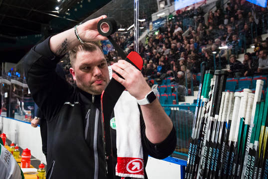 Rögles materialförvaltare Fredrik Andersen lindar en