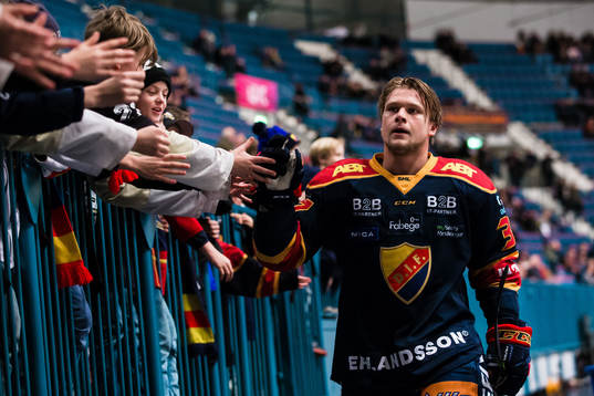 Djurgårdens Jesper Pettersson hälsar på unga supportrar