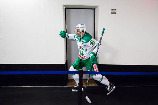 Rögles Daniel Widing stretchar innan ishockeymatchen i SHL