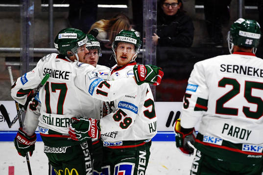 Frölundas Simon Hjalmarsson jublar med lagkamrater