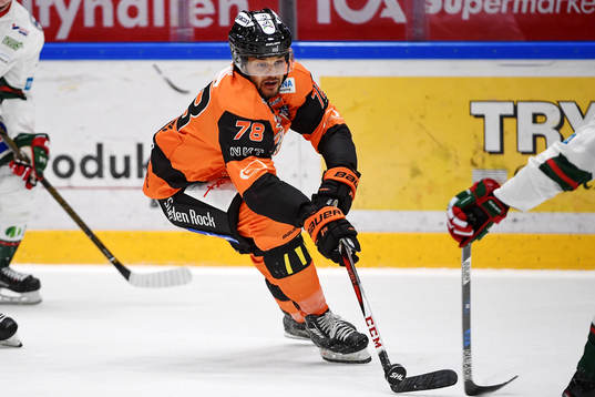 Karlskronas Akim Aliu med pucken