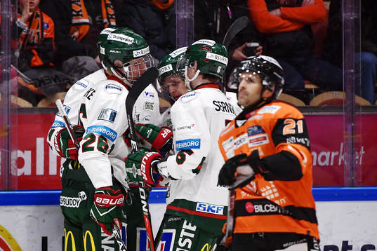 Frölundas Rasmus Dahlin jublar med lagkamrater