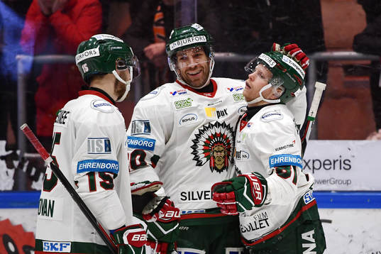Frölundas Ryan Lasch jublar med Joel Lundqvist och Matt