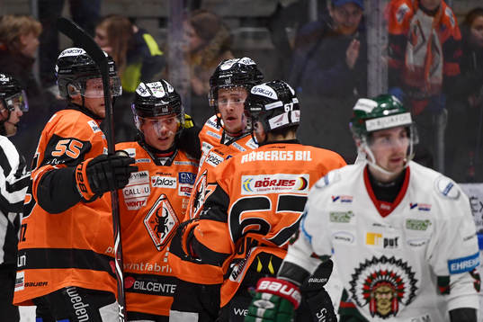 Karlskronas Joel Kellman (mitten) jublar med lagkamrater