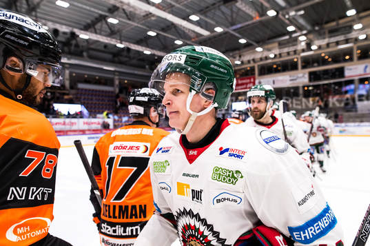 Frölundas Max Friberg  jublar Karlskronas Akim Aliu