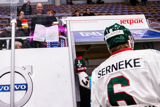 ung Frölunda supporter jublar
