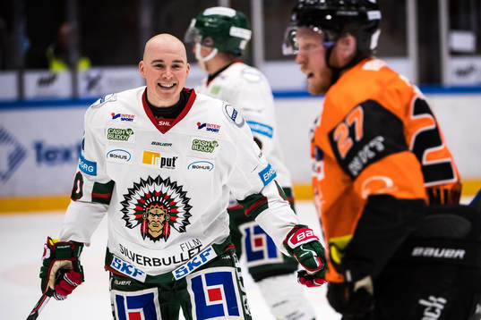 Frölundas Joel Mustonen  utan hjälm jublar och