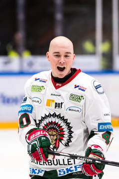 Frölundas Joel Mustonen utan hjälm jublar