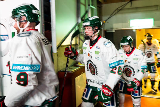 Frölundas Rasmus Dahlin  på väg in mot  ishockeymatchen