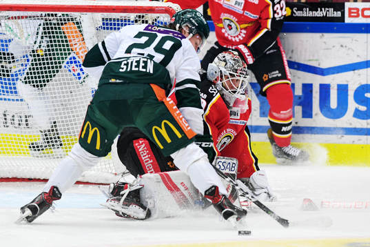 Färjestads Oskar Steen med läge på Luleås målvakt