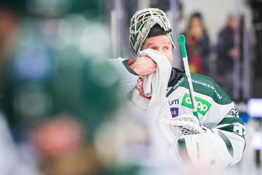 Färjestads målvakt Lars Haugen torkar ansiktet med handduk