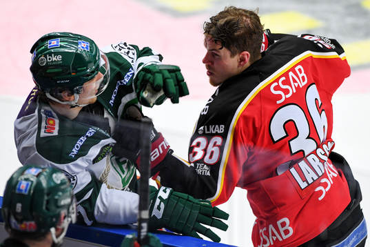 Färjestads Johan Ivarsson i fajt med Luleås Emil Larsson