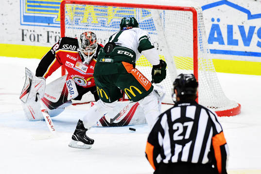 Färjestads Joakim Nygård med läge på Luleås målvakt