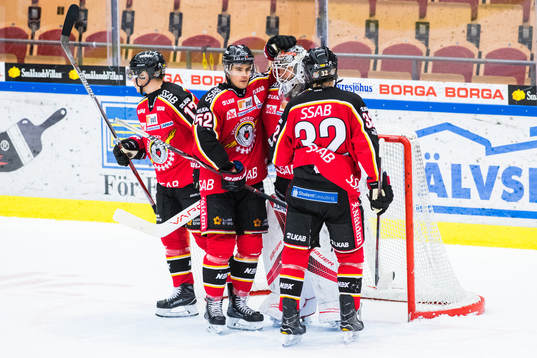 Luleås Karl Fabricius och målvakt Filip Gustavsson jublar
