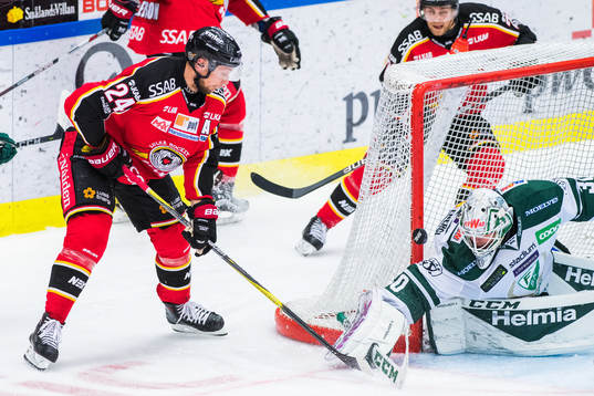 Luleås Johan Harju och Färjestads målvakt Lars Haugen
