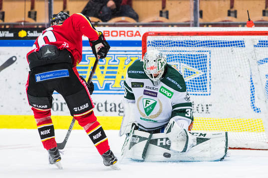 Luleås Emil Larsson missar straff mot Färjestads målvakt