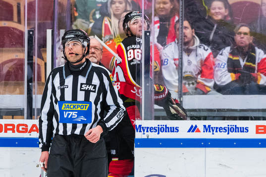 Linjedomare Emil Yletyinen och Luleås Robin Kovacs