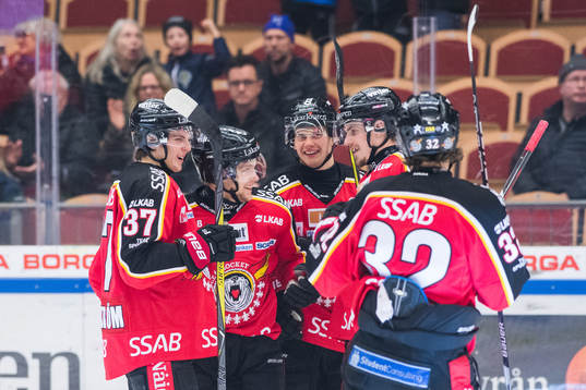 Luleås Einar Emanuelsson jublar med lagkamrater