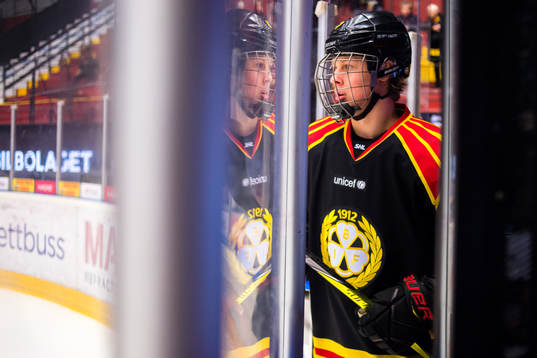 Brynäs Adam Boqvist före ishockeymatchen i SHL mellan