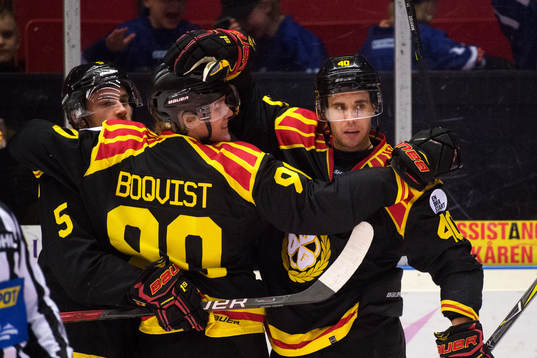 Brynäs Jesper Jensen jublar med lagkamrater eftr att han
