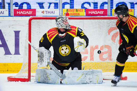 Linköpings Niklas Persson , ej i bild, gör 1-3 bakom