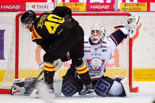 Brynäs Jesper Jensen med läge mot Linköpings målvakt