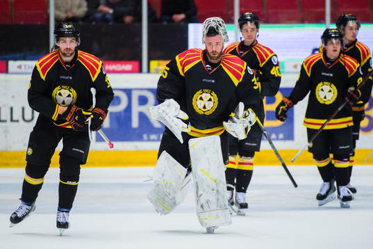 Brynäs Simon Bertilsson och målvakt David Rautio deppar