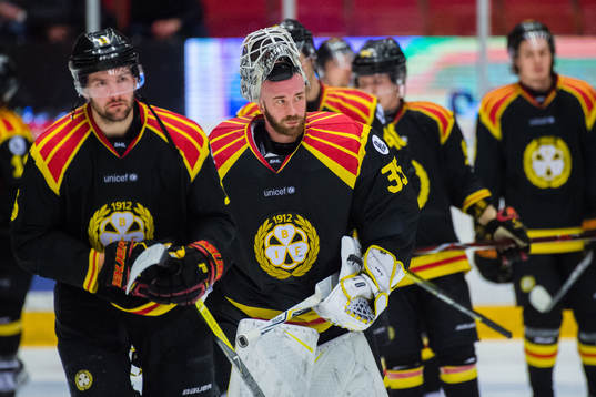 Brynäs Simon Bertilsson och målvakt David Rautio deppar