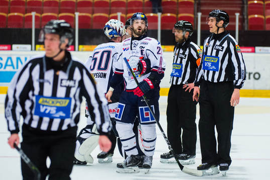 Linköpings Niklas Persson i samtal med domarna