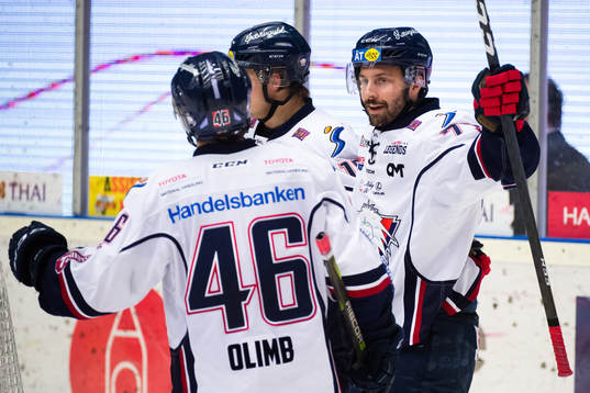 Linköpings Mathis Olimb jublar med Daniel Olsson Trkulja