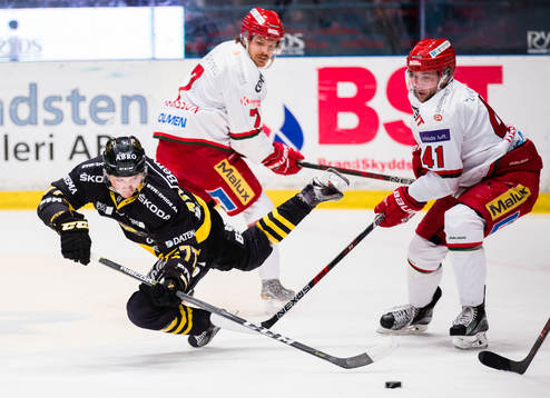 s Erik Nyström försöker få pucken på mål bredvid
