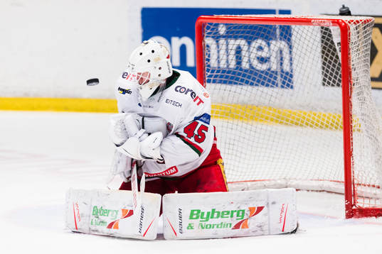 Modos målvakt Isak Wallin med en räddning
