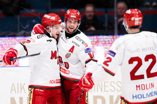Modos Henrik Björklund jublar med Henri Auvinen och Emil