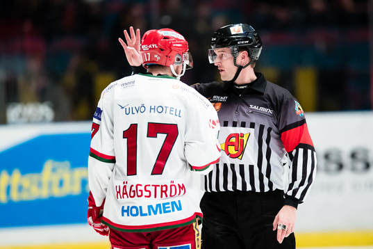 Domare Thomas Andersson diskuterar med Modos Magnus