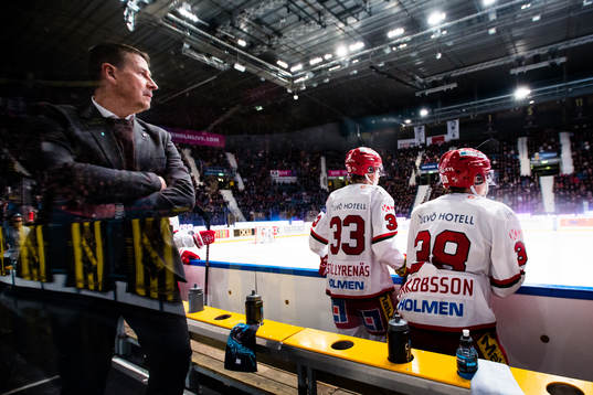Modos tränare Hans Särkijärvi  följer spelet
