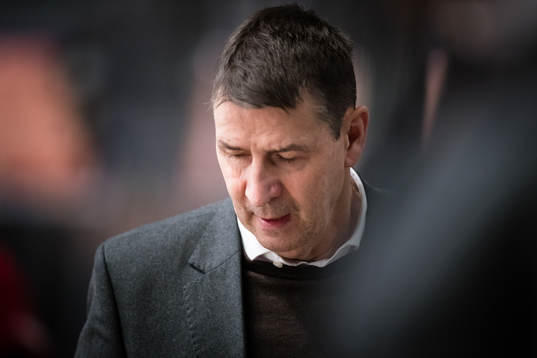 Modos tränare Hans Särkijärvi deppar
