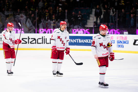 Modos spelare med Marcus Oskarsson i mitten, deppar