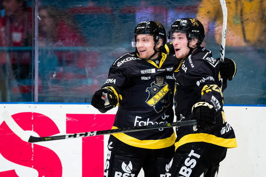 s Jesper Fröden (h) gör 1-0 och gratuleras av Jens Jakobs