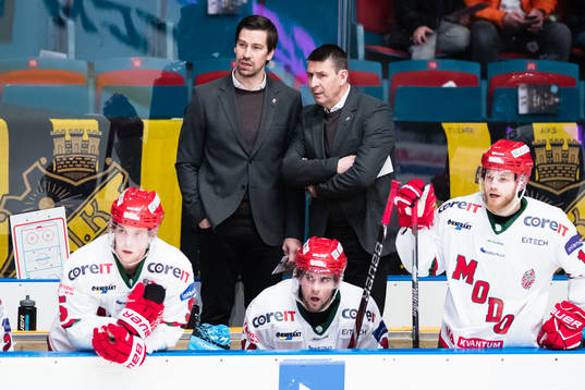 Modos tränare Hans Särkijärvi  (h) och assisterande