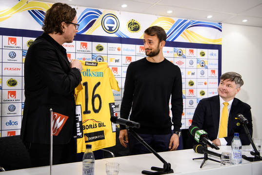 Elfsborgs klubbchef Stefan Andreasson överlämnar