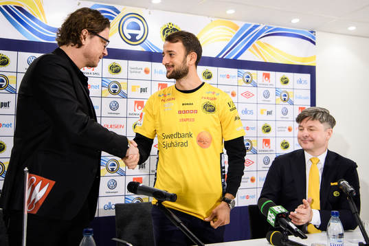 Elfsborgs klubbchef Stefan Andreasson hälsar nyförvärv