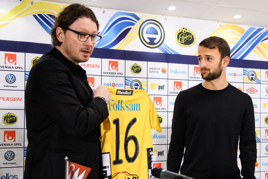 Elfsborgs klubbchef Stefan Andreasson överlämnar