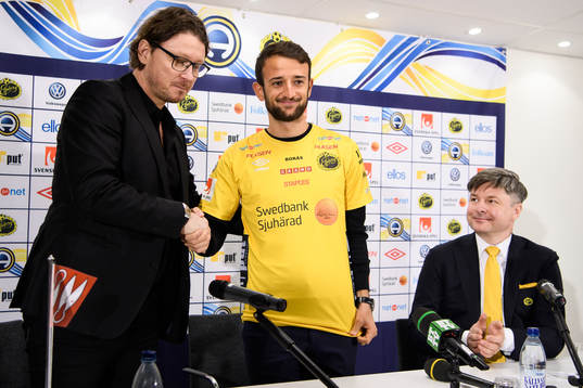 Elfsborgs klubbchef Stefan Andreasson hälsar nyförvärv