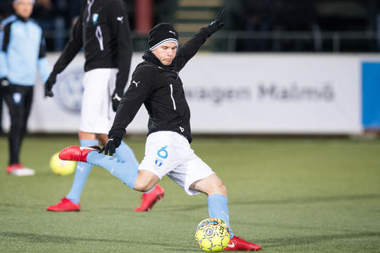 Malmö FFs Oscar Lewicki värmer upp före en