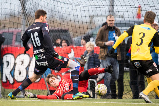 Mjällby målvakt Jesper Johansson tittar hjälplöst