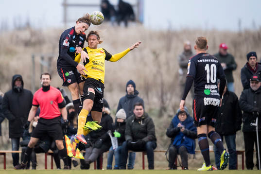 Helsingborgs Carl Johansson i nickduell mot Mjällby Simon